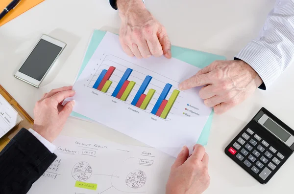 Empresarios discutiendo sobre informe financiero — Foto de Stock