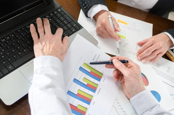 Empresarios discutiendo sobre informe financiero — Foto de Stock