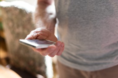 onun akıllı telefon kullanan adam