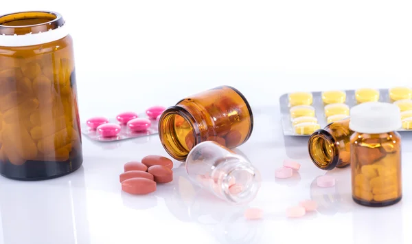 Garrafas e bolhas com pílulas — Fotografia de Stock