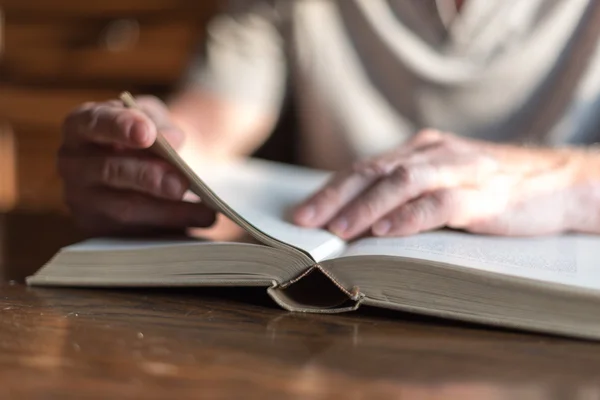 Mann liest ein Buch — Stockfoto