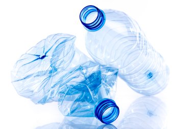 Bütün ve ezilmiş plastik şişe