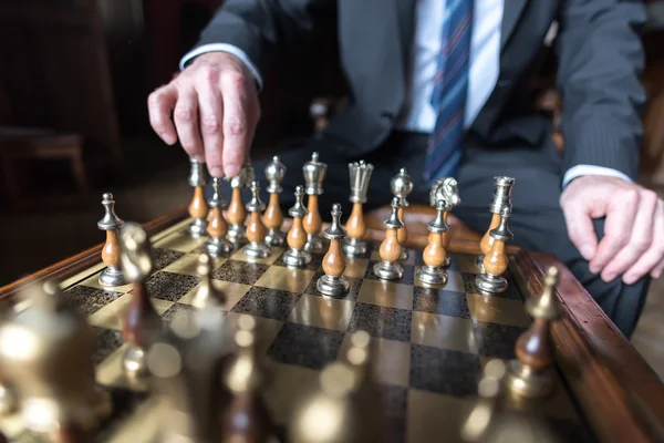 Empresario jugando ajedrez — Foto de Stock