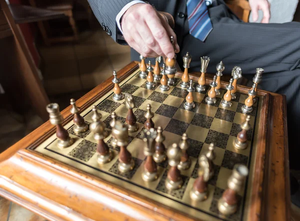 Empresario jugando ajedrez — Foto de Stock