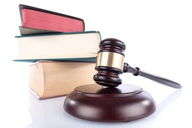 Yargıç çekiç ile hukuk kitapları