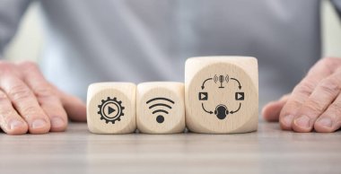 Podcast konsepti sembollü tahta bloklar