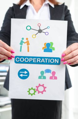 Bir iş kadını tarafından tutulan işbirliği konseptine sahip kağıt.
