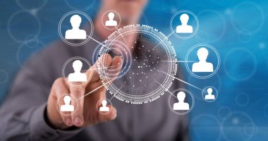 Adam dokunmatik ekranda bir sosyal ağa parmağıyla dokunuyor.