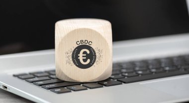 Dizüstü bilgisayar klavyesinde cbdc kavramının sembolü olan tahta blok
