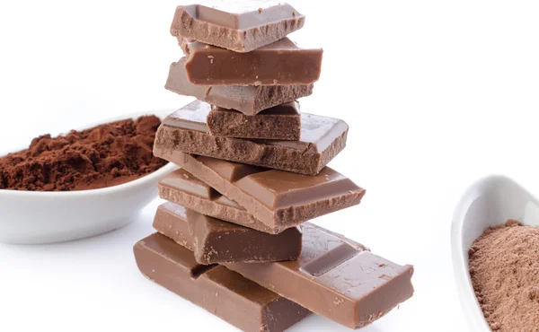 Pilha de quadrados de chocolate com cacau em pó — Fotografia de Stock