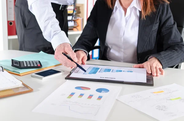 İş adamları iş performansı hakkında konuşmak