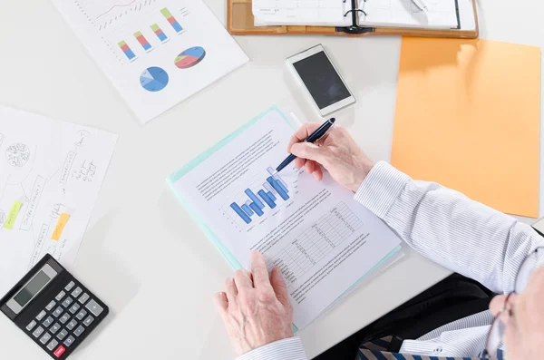 Businessman analyzing graphics — Stock Photo, Image