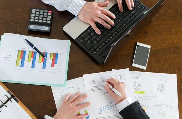 Empresarios trabajando juntos — Foto de Stock