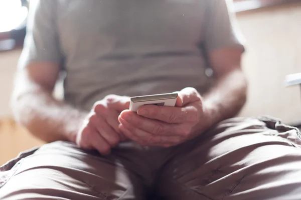 Uomo utilizzando il suo smartphone — Foto Stock