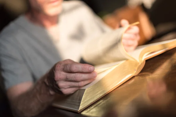 Man die leest de Bijbel — Stockfoto