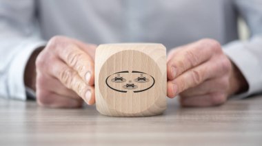 Bağlı araba kavramının sembolü olan tahta blok