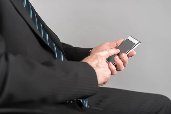 Homme d'affaires utilisant son smartphone — Photo