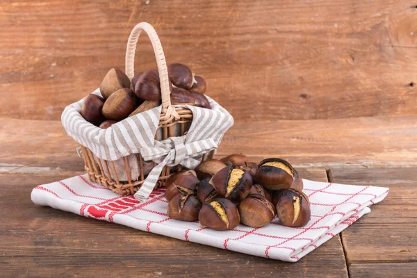 Raw and roasted chestnuts — Stock Photo, Image