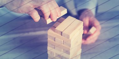 Domino blokları ve geometrik desenli bir kule inşa ederek iş geliştirme kavramı