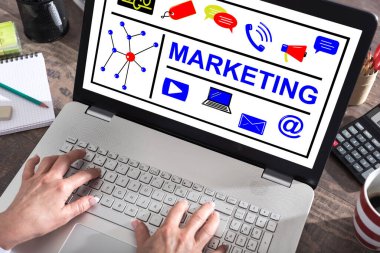 Bir dizüstü bilgisayarda pazarlama kavramı gösterildi