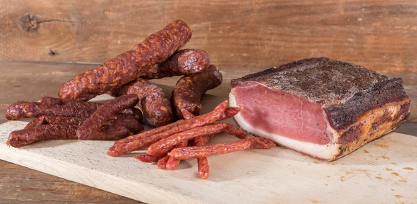 Salsichas fumadas e bacon de lombo — Fotografia de Stock