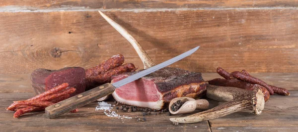 Salsicce e salumi affumicati — Foto Stock