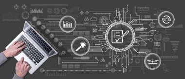 Değerlendirme kavramının sembolü olan dizüstü bilgisayar kullanan ellerin üst görünümü