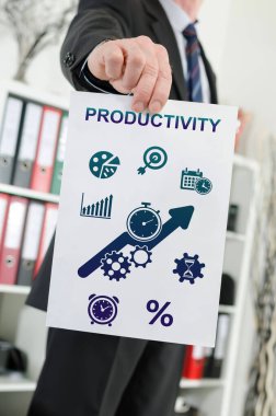 Bir işadamının üretkenlik kavramını gösteren kağıt.