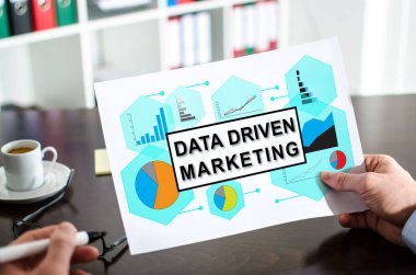 Elinizde veri odaklı pazarlama kavramını gösteren bir kağıt var.