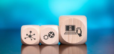 Mavi zemin üzerinde 2fa sembolü olan tahta bloklar