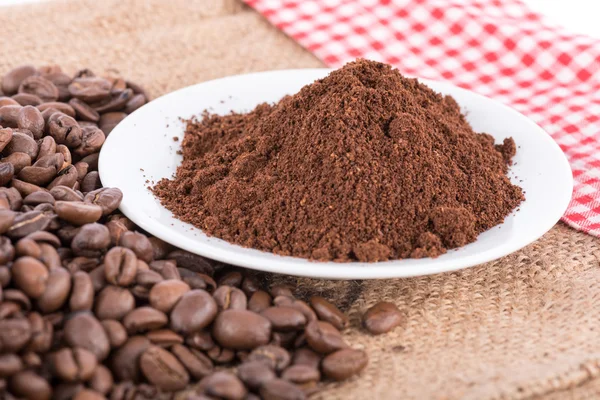 Café em pó com grãos de café — Fotografia de Stock