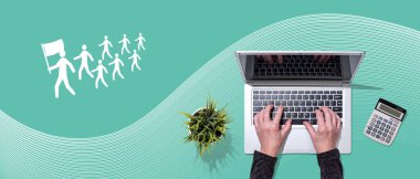 Liderlik kavramının sembolü olan dizüstü bilgisayarı kullanan eller üst görünümü