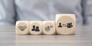 Halkla ilişkiler sembollü tahta bloklar