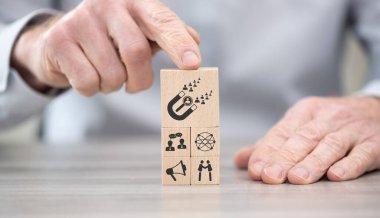 Asker toplama kavramının sembolü olan tahta bloklar