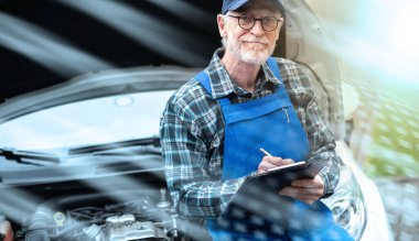 Araba tamircisi bir araba motorunu kontrol ediyor ve panoya yazı yazıyor; ışık efekti
