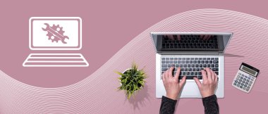 Sistem bakım kavramının sembolü olan dizüstü bilgisayar kullanan ellerin üst görünümü