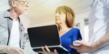 İş arkadaşlarının ofiste iş görüşmesi, ışık efekti, geometrik desen