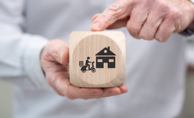 Ev teslimatı kavramının sembolü olan ahşap bir küp.