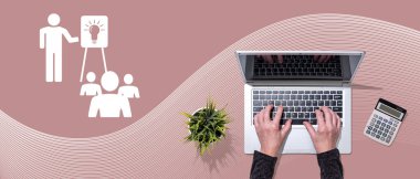 Bilgi paylaşım kavramına sahip dizüstü bilgisayar kullanan ellerin üst görünümü