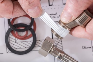 Teflon ortak bir iş parçacığında koyarak tesisatçı