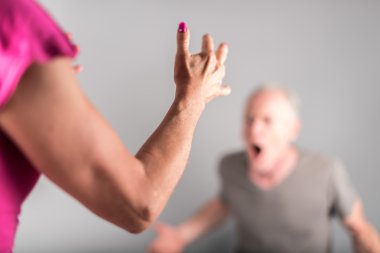 Adam karısına bağırıyor.