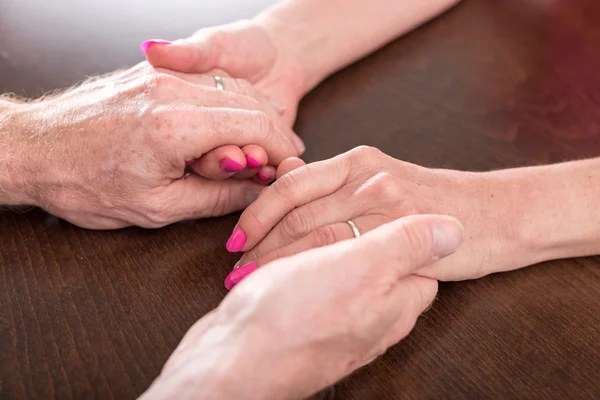 Kvinna och man håller händerna — Stockfoto