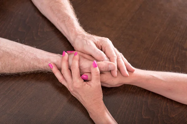 Frau und Mann Händchen haltend — Stockfoto