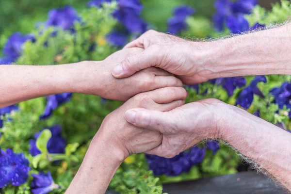 Frau und Mann Händchen haltend — Stockfoto