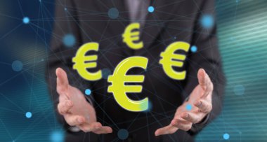 Avro kavramı, arka plandaki bir adamın ellerinden üstündür.