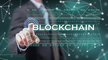 Dokunmatik ekranda parmaklarıyla zincire dokunan bir adam.