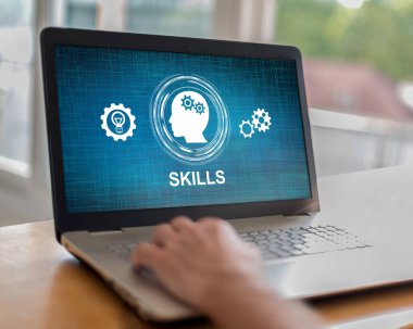 Ekranda yetenek konsepti olan bir dizüstü bilgisayar kullanan adam