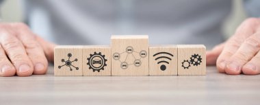 Bağlı araba kavramının sembolü olan tahta bloklar