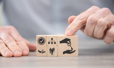 İş geçişi kavramının sembolü olan tahta bloklar