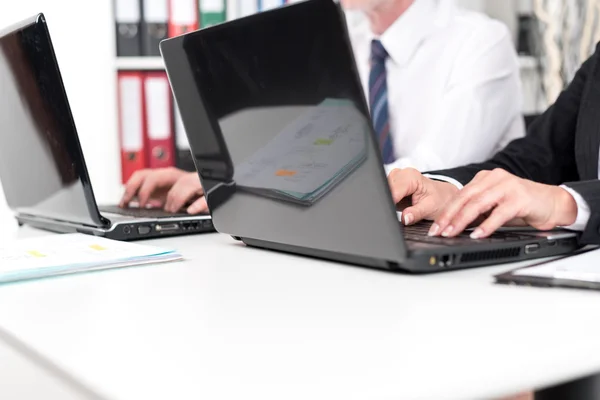 Les hommes d'affaires qui travaillent sur un ordinateur portable — Photo